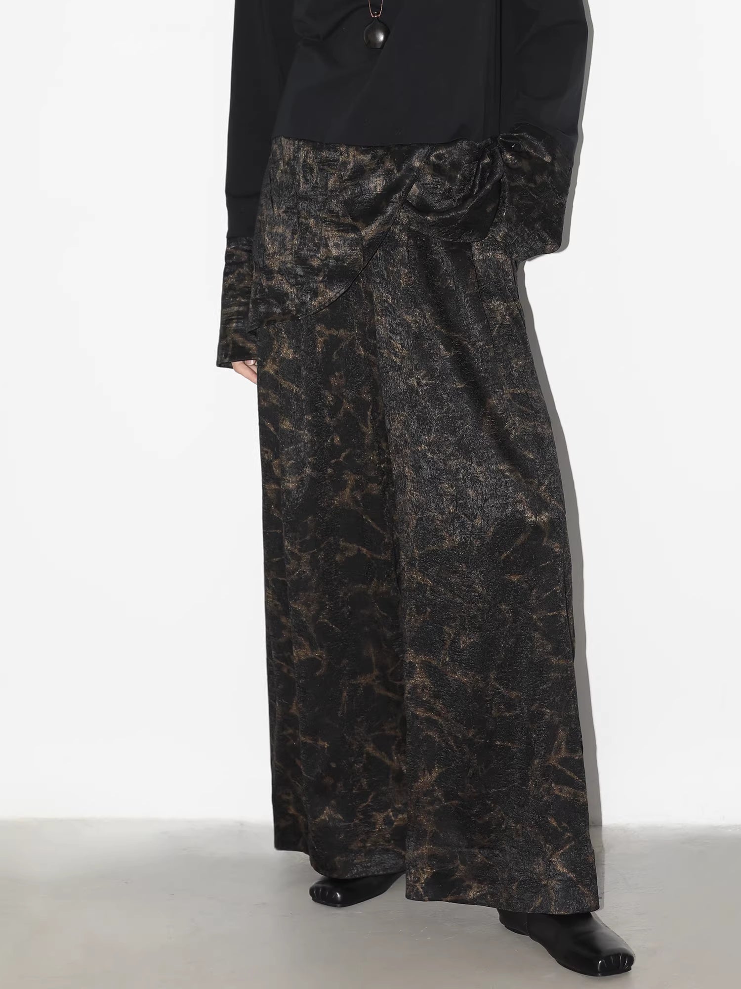 COCOBELLA_Gold_Trim_Insulated_Straight_Fit_V_Neck_Zip_Pockets_Women_Short_Padded_Jackets_MISSTT