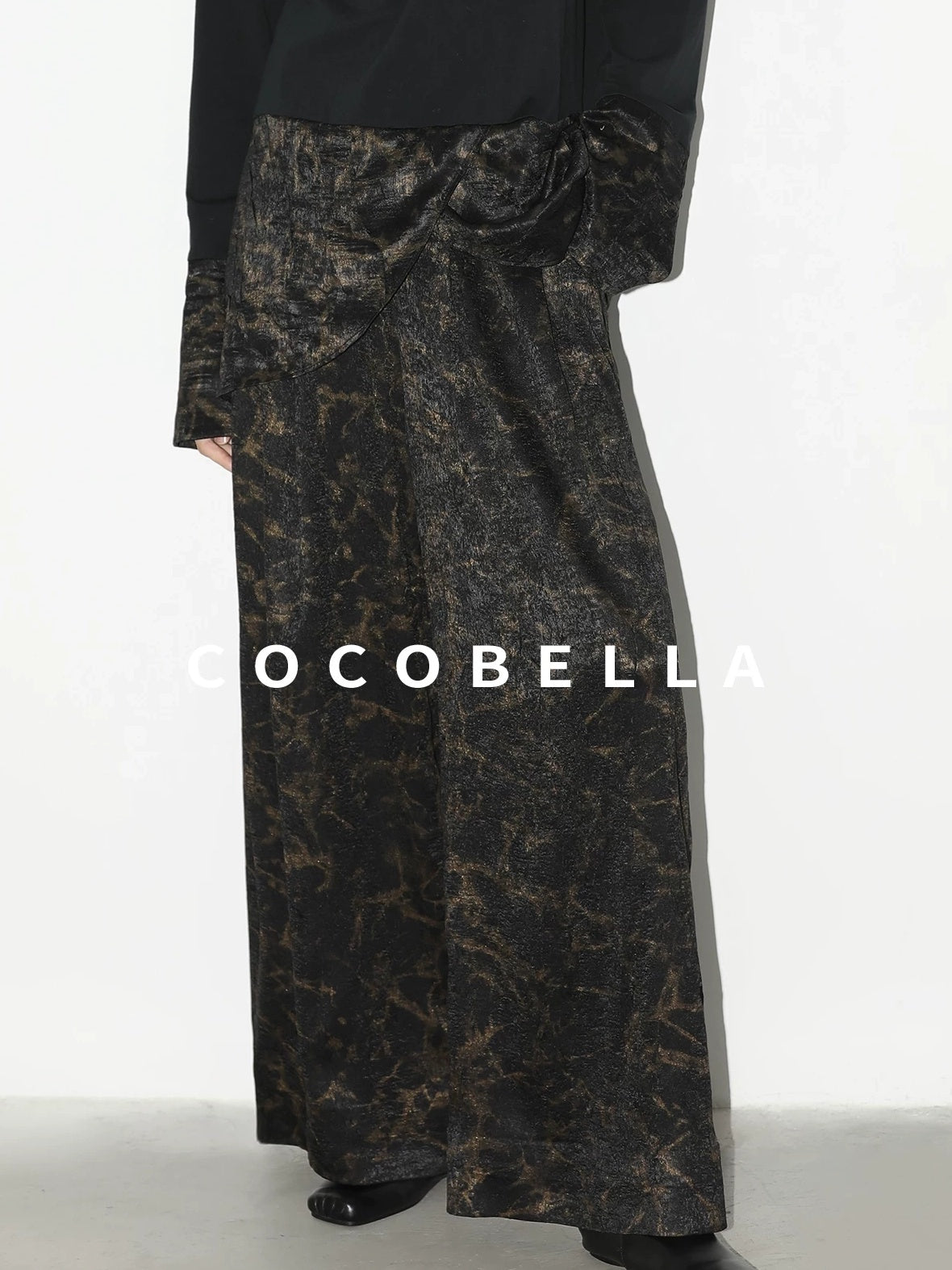 COCOBELLA Gold Trim Insulated Straight Fit V Neck Zip Pockets Women Short Padded Jackets